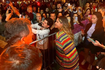 A atriz Ingrid Guimarães chegou ao Tapete Vermelho, caminho para o Palácio dos Festivais, em Gramado, por volta das 20h15min.  Pelo trajeto recebeu o carinho dos fãs, solicitações para selfies e autógrafos. A atriz está na cidade para receber o Troféu Cidade de Gramado.<!-- NICAID(15513604) -->