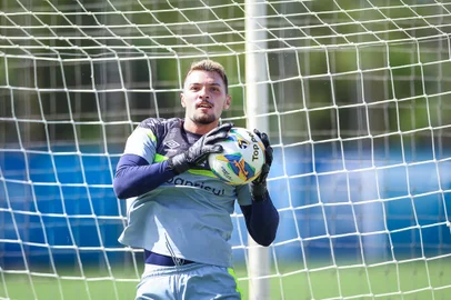 RS - FUTEBOL/ TREINO GREMIO 2024 - ESPORTES - Jogadores do Gremio realizam treino técnico durante a tarde desta segunda-feira, no CT Luiz Carvalho, na preparação para a partida válida pelo Campeonato Gaucho 2024. FOTO: LUCAS UEBEL/GREMIO FBPA<!-- NICAID(15661422) -->