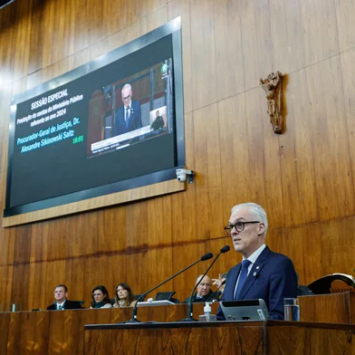 PORTO ALEGRE - RS - BRASIL - 02/07/2025: O Procurador-geral de Justiça Alexandre Saltz faz a prestação de contas do Ministério Público RS, referente ao ano 2024. Na foto, deputado Tiago Simon (MDB).<!-- NICAID(16072087) -->