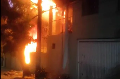 Incêndio atinge residências na Zona Norte durante a madrugada do dia 28 de fevereiro de 2025.<!-- NICAID(15985749) -->