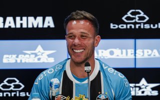 PORTO ALEGRE, RS, BRASIL, 29-08-2025: O novo reforço do Grêmio, o volante Arthur Melo é apresentado em coletiva de imprensa na Arena do Grêmio. O jogador retorna ao tricolor após oito temporadas na Europa. Foto: Renan Mattos / Agência RBS<!-- NICAID(16112754) -->