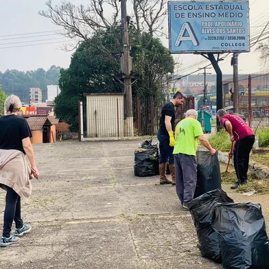 Mutirão de limpeza neste sábado prepara estrutura da Escola Apolinário, de Caxias, para reabrir em setembro, diretora Marili Rigon Zandoná ao centro<!-- NICAID(15843221) -->