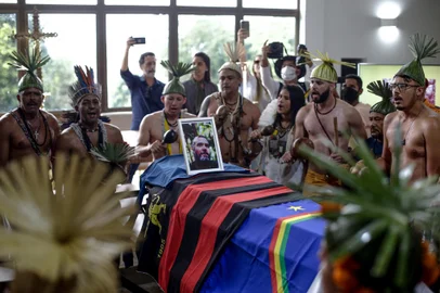 Xukuru´s indigenous people sing a sacred pray in honor of the Brazilian indigenous expert Bruno Pereira next to his coffin during his funeral at the Morada da Paz Cemetery in Paulista, Pernambuco state, Brazil, on June 24, 2022. - The bodies of British journalist Dom Phillips and Indigenous expert Bruno Pereira were handed over to their families Thursday, nearly two and half weeks after they were killed in Brazil's Amazon. Phillips, 57, and Pereira, 41, were shot while returning from an expedition in the Javari Valley, a remote region of the rainforest. (Photo by BRENDA ALCANTARA / AFP)<!-- NICAID(15131912) -->