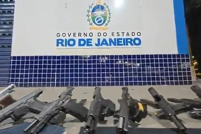 Mulher é presa com 30 pistolas no RJ; arsenal iria para o Complexo do Alemão