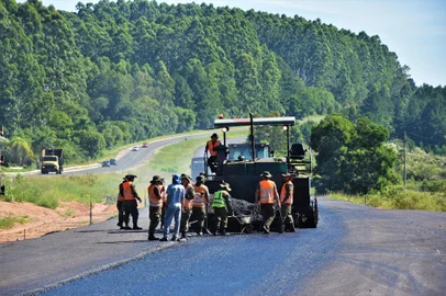 Obras de duplicação na BR-116 executadas pelo Exército. Foto: CMS / Divulgação<!-- NICAID(15113220) -->
