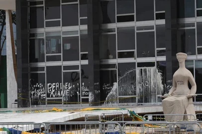 Prédio do STF vandalizado no dia 8 de Janeiro. Na estátua da Justiça, diante da sede do Supremo Tribunal Federal, pichada a frase "perdeu, mané".<!-- NICAID(15834301) -->