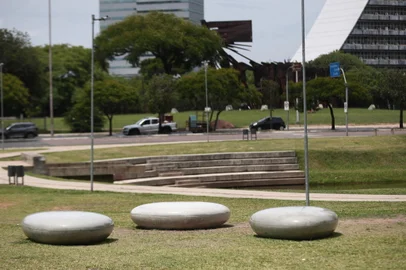 Porto Alegre, RS, Brasil - Bancos de concreto que compõem novo mobiliário urbano da cidade geram curiosidade. FOTOS: Jonathan Heckler, Agência RBS<!-- NICAID(15935077) -->