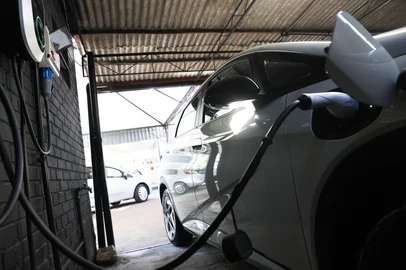 PORTO ALEGRE, RS, BRASIL, 08-07-2025: Carros elétricos tem maior desvalorização na revenda. Devido à vida útil e alto custo das baterias que compõem o sistema de propulsão elétrico destes veículos, estes perdem valor na revenda como carros usados. Na foto: BYD Dolphin USADO. Foto: Jonathan Heckler/Agência RBS<!-- NICAID(16075829) -->