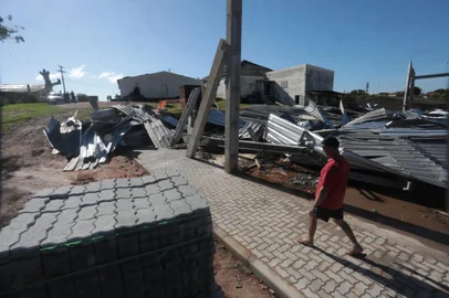 Há 14 dias sem luz, moradores de Cerrito relatam dificuldades para manter rotina - Foto: Charles Guerra/Especial<!-- NICAID(15724328) -->