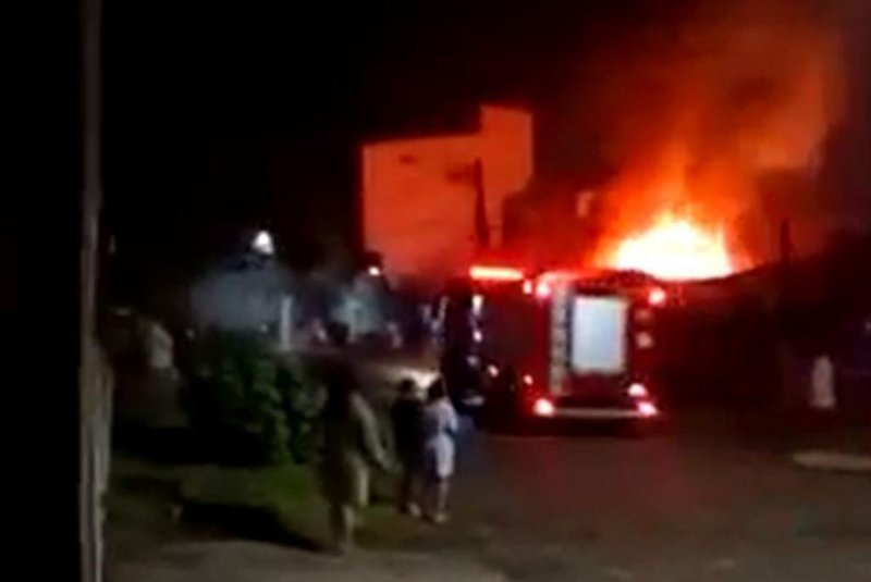 Incêndio deixa uma pessoa morta em residência na zona norte de Porto Alegre<!-- NICAID(15160323) -->