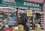 Após 66 anos, livraria de calçada é fechada em Porto Alegre e queima estoque