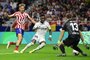 Real Madrid's Brazilian forward Vinicius Junior vies with Atletico Madrid's Spanish midfielder Marcos Llorente (L) during the Spanish League football match between Club Atletico de Madrid and Real Madrid CF at the Wanda Metropolitano stadium in Madrid on September 18, 2022. (Photo by JAVIER SORIANO / AFP)Editoria: SPOLocal: MadridIndexador: JAVIER SORIANOSecao: soccerFonte: AFPFotógrafo: STF<!-- NICAID(15211641) -->