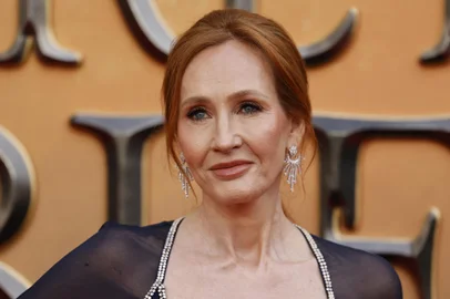 British writer J.K Rowling poses on the red carpet after arriving to attend the World Premiere of the film "Fantastic Beasts: The Secrets of Dumbledore" in London on March 29, 2022. (Photo by Tolga Akmen / AFP)Editoria: ACELocal: LondonIndexador: TOLGA AKMENSecao: cinemaFonte: AFPFotógrafo: STR<!-- NICAID(15189991) -->