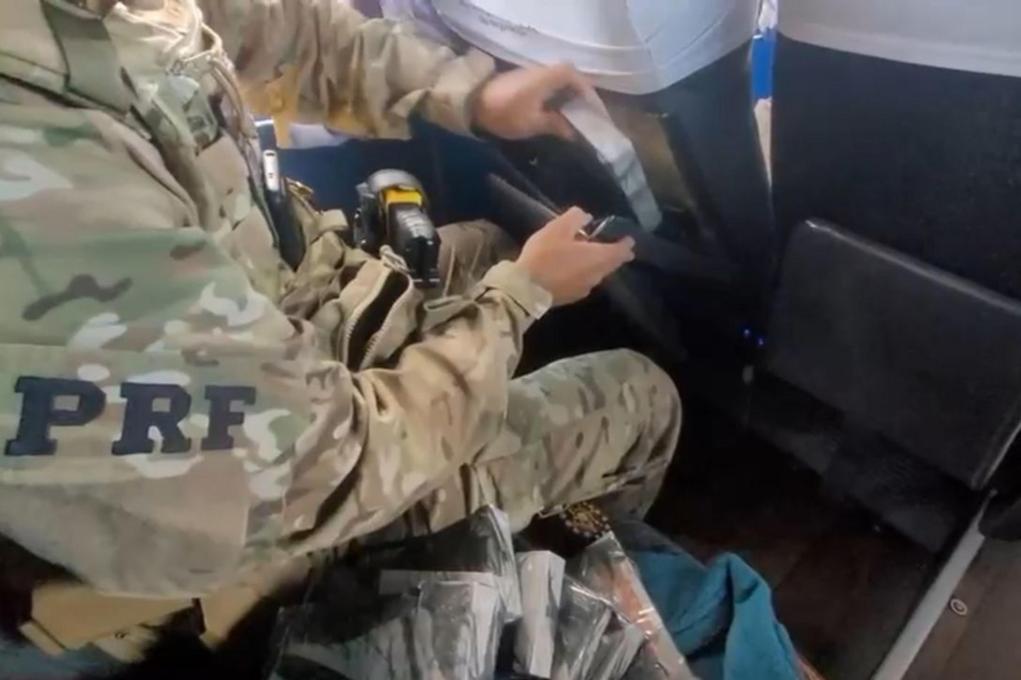 Quatro pessoas s&atilde;o presas transportando 52 celulares, computadores e receptadores de TV dentro de &ocirc;nibus na BR-386