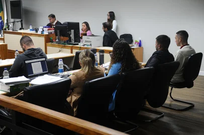CAXIAS DO SUL, RS, BRASIL, 04/05/2023. A 1ª Vara Criminal de Caxias julgará nesta quinta-feira (4) Vitor Daniel Mayer Bopsin e Cristian Osmar Minosi. A dupla é acusada de matar um dos seguranças da boate Enjoy Music Place, Leandro Brazil Brochado, 38, e o frequentador, Marcelo Junior Machado, 22. Além disso, eles feriram a tiros outros dois seguranças do local. O crime ocorreu na madrugada do dia 16 de fevereiro de 2020, no bairro Cinquentenário. Na foto, o réu Cristian Osmar Minosi (a esquerda, de moletom cinza) e Vitor Daniel Mayer Bopsin (a direita, de branco). (Bruno Todeschini/Agência RBS)<!-- NICAID(15419527) -->