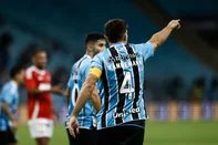 PORTO ALEGRE, RS, BRASIL - 19/04/2025 - Gre-Nal 447: Grêmio e Inter se encontram em campo, novamente, pela Série A do Campeonato Brasileiro. FOTO: RENAN MATTOS / AGÊNCIA RBSIndexador: Andre Avila<!-- NICAID(16020455) -->