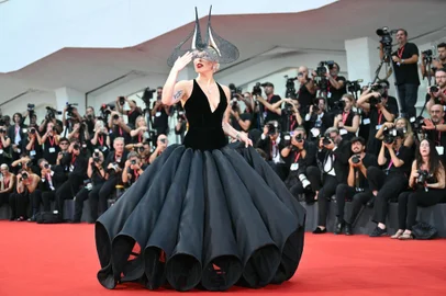 Actress and singer Lady Gaga attends the red carpet of the movie 'Joker : Folie a deux' presented in competition during the 81st International Venice Film Festival at Venice Lido, on September 4, 2024. (Photo by Alberto PIZZOLI / AFP)Editoria: ACELocal: VeniceIndexador: ALBERTO PIZZOLISecao: cinema industryFonte: AFPFotógrafo: STF<!-- NICAID(15858753) -->