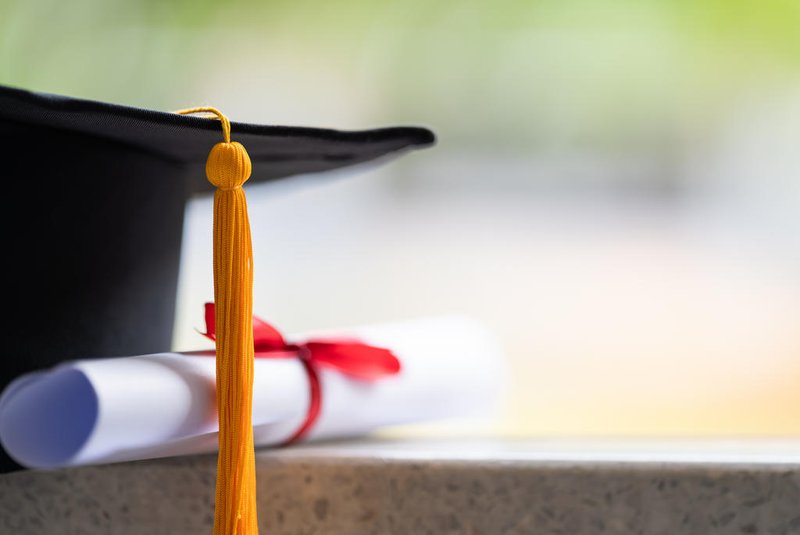 *A PEDIDO DE GABRIELA PERUFO* Close-up of a mortarboard and degree certificate put on table. Education stock photo - Foto: Sengchoy Int/stock.adobe.comFonte: 427014100<!-- NICAID(15188139) -->