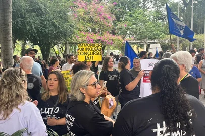 Professores entram em greve em Canoas. Professores fazem manifestação na Praça da Emancipação.<!-- NICAID(16270658) -->