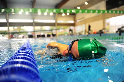 CAXIAS DO SUL, RS, BRASIL, 11/10/2022. Larissa Rodrigues, 17 anos, do município de Ipê, é atleta paralímpica de natação classe S3. Para a série de matérias do paradesporto na região(Porthus Junior/Agência RBS)Indexador:                                 <!-- NICAID(15233257) -->