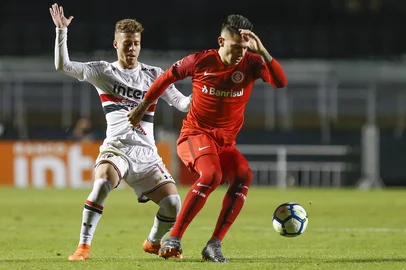 BRASILEIRÃO/SÃO PAULO X INTERNACIONALSP -  BRASILEIRÃO/SÃO PAULO X INTERNACIONAL - ESPORTES - Lucas Fernandes, do São Paulo, em partida contra o Internacional, válida pela 10.ª rodada   do Campeonato Brasileiro 2018, no estádio do Morumbi, na capital paulista, nesta terça-  feira, 5.   05/06/2018 - Foto: MARCELLO ZAMBRANA/AGIF/ESTADÃO CONTEÚDOEditoria: ESPORTESLocal: SÃO PAULOIndexador: MARCELLO ZAMBRANAFonte: www.agif.com.brFotógrafo: AGIF<!-- NICAID(13584656) -->