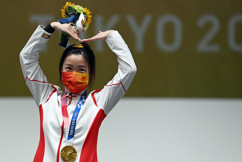 Gold medal winner China's Yang Qian celebrates on the podium after winning the women's 10m air rifle final during the Tokyo 2020 Olympic Games at the Asaka Shooting Range in the Nerima district of Tokyo on July 24, 2021. (Photo by Tauseef MUSTAFA / AFP)Editoria: SPOLocal: TokyoIndexador: TAUSEEF MUSTAFASecao: shootingFonte: AFPFotógrafo: STF<!-- NICAID(14843863) -->