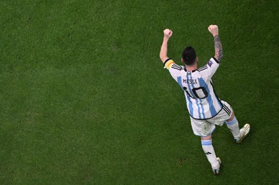 Argentina's forward #10 Lionel Messi celebrates scoring his team's first goal during the Qatar 2022 World Cup football semi-final match between Argentina and Croatia at Lusail Stadium in Lusail, north of Doha on December 13, 2022. (Photo by Kirill KUDRYAVTSEV / AFP)Editoria: SPOLocal: DohaIndexador: KIRILL KUDRYAVTSEVSecao: soccerFonte: AFPFotógrafo: STF<!-- NICAID(15294325) -->