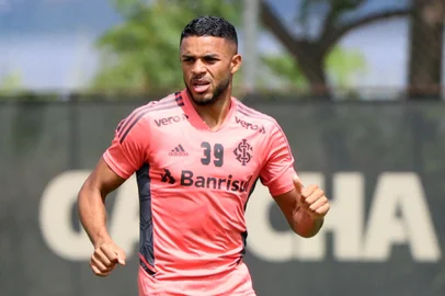 O atacante Wanderson participa de treino do Inter no CT Parque Gigante.<!-- NICAID(15374418) -->