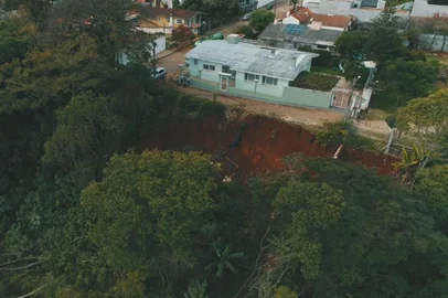 Desmoronamento de barranco completa um ano sem solução, para angústia de moradores em Passo Fundo<!-- NICAID(15436152) -->