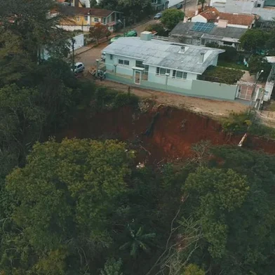 Desmoronamento de barranco completa um ano sem solução, para angústia de moradores em Passo Fundo<!-- NICAID(15436152) -->