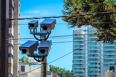 PORTO ALEGRE, RS, BRASIL - 13/01/2026 - Os novos detectores de avanço de sinal, também conhecidos como "caetanos", começaram a ser instalados e já estão em fase de testes em Porto Alegre (Foto: Gustavo Roth/EPTC)<!-- NICAID(16216993) -->