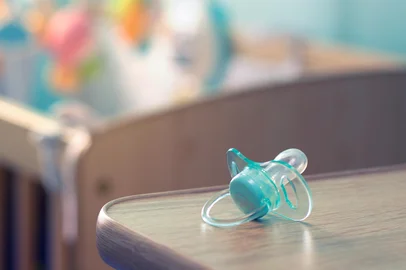 pacifier in baby room Fonte: 188427080<!-- NICAID(15978290) -->