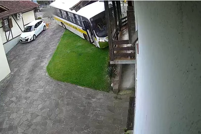 Ônibus escolar desce desgovernado e bate em casa, em Nova Petrópolis, na Serra Gaúcha - 14.02<!-- NICAID(16225726) -->