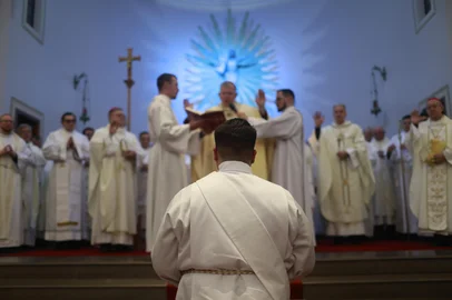 CANOAS, RS, BRASIL, 27-06-2025: Pedro Kauffman é ordenado padre em Canoas, na Paróquia Nossa Senhora das Graças. Único da turma em 2025, o jovem de 27 anos recebe a ordenação pelas mãos do Cardeal de Porto Alegre, Dom Jaime Spengler. Foto: André Ávila/ Agência RBS<!-- NICAID(16069442) -->