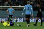 Venezuelan referee Alexis Herrera (R) calls a foul against Brazil's forward Neymar (L) during the 2026 FIFA World Cup South American qualification football match between Uruguay and Colombia at the Centenario Stadium in Montevideo on October 17, 2023. (Photo by Pablo PORCIUNCULA / AFP)Editoria: SPOLocal: MontevideoIndexador: PABLO PORCIUNCULASecao: soccerFonte: AFPFotógrafo: STF<!-- NICAID(15571825) -->