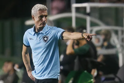 O técnico Luís Castro em jogo do Botafogo contra o Goiás no  Estádio da Serrinha, pelo Brasileirão.<!-- NICAID(16185104) -->