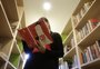 Biblioteca comunitária instalada em praça de Porto Alegre é eleita "Biblioteca do Ano 2025" 