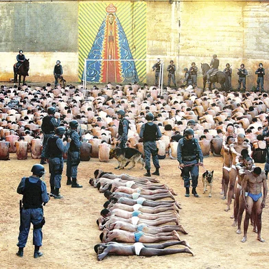 Cena do filme Carandiru (2003), de Hector Babenco. Para ilustrar coluna de Drauzio Varella no caderno Vida.<!-- NICAID(16111672) -->