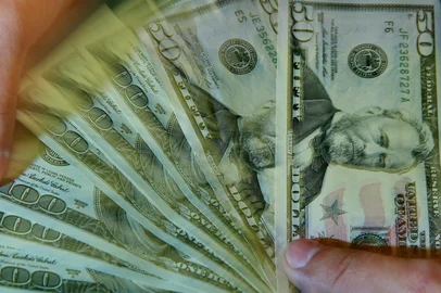 PORTO ALEGRE, RS, BRASIL, 04-06-2013 : Efeitos da disparada do dólar. Fotografias produzidas em uma casa de câmbio e loja de eletrodomésticos do shopping Praia de Belas (Foto: BRUNO ALENCASTRO/Agência RBS, Editoria Economia)<!-- NICAID(9445344) -->