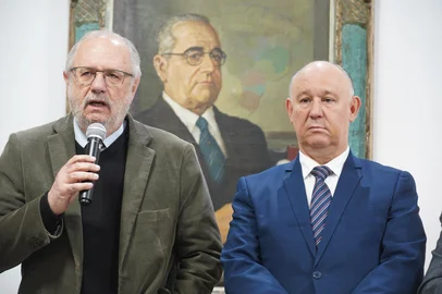 PORTO ALEGRE - RS - BRASIL. 12/08/2025: Instalação da Comissão Parlamentar de Inquérito das concessionárias de energia elétrica. Na foto, deputados Miguel Rossetto (PT) e Pepe Vargas (PT).<!-- NICAID(16099966) -->