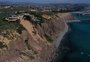 VÍDEO: deslizamento de terra deixa mansões à beira de precipício na Califórnia