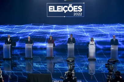 SÃO PAULO, DEBATE CANDIDATOS A PRESIDÊNCIA, ELEIÇÕES 2022SP - SÃO PAULO, DEBATE CANDIDATOS A PRESIDÊNCIA, ELEIÇÕES 2022 - GERAL - SÃO PAULO, DEBATE CANDIDATOS A PRESIDÊNCIA, ELEIÇÕES 2022 - Os candidatos Luiz Inácio Lula da Silva (PT), Jair Bolsonaro (PL), Ciro Gomes (PDT), Simone Tebet (MDB), Felipe D´Avila (Novo) e Soraya Thronicke (União Brasil) participam do primeiro debate entre candidatos a presidente da República nas Eleições de 2022 nos estúdios da Band em São Paulo na noite deste domingo (28), em parceria com a Folha de São Paulo, UOL e TV Cultura. 28/08/2022 - Foto: SUAMY BEYDOUN/AGIF - AGÊNCIA DE FOTOGRAFIA/AGIF - AGÊNCIA DE FOTOGRAFIA/ESTADÃO CONTEÚDOEditoria: GERALLocal: SÃO PAULOIndexador: SUAMY BEYDOUNFotógrafo: AGIF - AGÊNCIA DE FOTOGRAFIA<!-- NICAID(15189839) -->