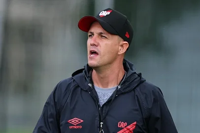 Athletico-PR / Divulgação O Juventude tem um novo técnico para a temporada de 2026. A direção alviverde chegou a um acerto com Maurício Barbieri, de 44 anos, para comandar o time após a saída de Thiago Carpini<!-- NICAID(16184855) -->