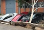 Calçada cede e carros caem em buraco na zona norte de Porto Alegre; veja imagens