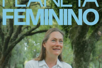 Documentário Planeta Feminino.A partir de práticas concretas que questionam desigualdades de gênero, raça e território, o filme acompanha a atuação de Lara Lutzenberger na regeneração ambiental; Márcia Barbosa na articulação entre ciência e governança; Renata Koch Alvarenga na luta por justiça climática no Sul Global; Angélica Santos no fortalecimento cultural pelo audiovisual; e Nina Fola na interseccionalidade entre raça e gênero para a justiça e diversidade social.Roteiro de Aletéia Selonk e Bruna O’Donnel.Na foto, Lara Lutzenberger <!-- NICAID(15990519) -->