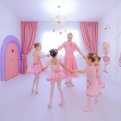 No dia 4 de março, a professora de ballet Flávia Thais de Abreu promove o primeiro evento gratuito e aberto ao público Reino Encantado do Ballet Flávia Thais (considerado a primeira escola de dança infantil temática do Brasil).Durante a tarde, serão ministradas 5 sessões de aulas, com agendamento prévio. Para participar, é necessário ter entre 2 e 8 anos de idade e estar acompanhada dos pais ou responsável. As vagas são limitadas.<!-- NICAID(15348930) -->