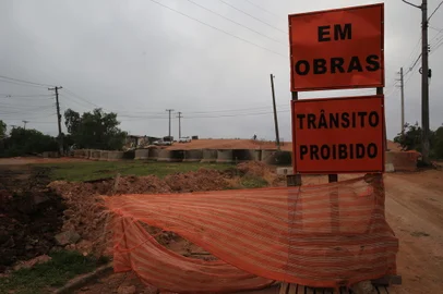 PORTO ALEGRE, RS, BRASIL, 20/10/2022- Obra da Copa de 2014, ampliação da Severo Dullius fica para 2023. Prevista para a Copa de 2014, a Avenida Severo Dullius está em obras no trecho entre a rua Lenea Gaelzer e Bernardino Bernardi. Também está ocorrendo a  readequação das pontes sobre o Arroio Areia. Parte da Severo Dullius voltou a ser deposito de lixo, entulho e residuos industriais.   Foto: Ronaldo Bernardi / Agencia RBS<!-- NICAID(15241034) -->