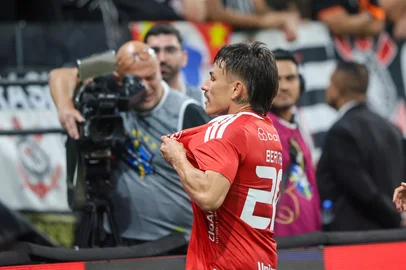 Bernabei, do Inter, celebra gol sobre o Corinthians pela Copa do Brasil<!-- NICAID(16341972) -->