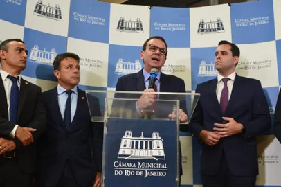 'Primeiramente, é tetra', diz Eduardo Paes ao assumir quarto mandato no RioRJ - PREFEITOS/POSSE/RIO/EDUARDO PAES - POLÍTICA - O prefeito reeleito do Rio de Janeiro, Eduardo Paes (PSD), concede entrevista coletiva ao lado vice-prefeito,     Eduardo Cavaliere (PSD) (D), após eles tomarem posse na Câmara Municipal do Rio de Janeiro, nesta quarta-feira, 1º     de janeiro. Vitorioso no primeiro turno das eleições municipais do ano passado, Paes se tornou o primeiro político     a governar a capital fluminense por quatro períodos e brincou com o fato assim que assinou o termo de posse:     "Primeiramente, é tetra."     01/01/2025 - Foto: PAULO CARNEIRO/ATO PRESS/ESTADÃO CONTEÚDOEditoria: POLÍTICALocal: RIO DE JANEIROIndexador: PAULO CARNEIROFonte: Ato PressFotógrafo: ATO PRESS<!-- NICAID(15945499) -->