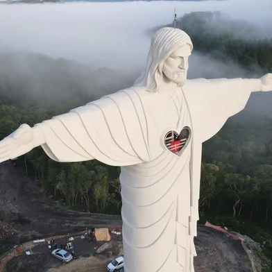 FOTO DO DIA 15/04/22. Encantado, RS, Brasil, 15/04/2022. A obra do Cristo Protetor de Encantado, no Vale do Taquari, encerrou mais uma etapa nesta semana. A parte de escultura da obra foi finalizada nesta sexta-feira (22) com os retoques finais tocados pelo escultor responsável, Markus Moura, segundo a Associação Amigos de Cristo de Encantado. Agora, os trabalhos no local estão concentrados em aspectos do entorno da estrutura. Nessa fase, a obra ataca pontos como pintura, colocação do vidro no coração do Cristo e finalização do pedestal, que faz parte do ambiente de acesso ao monumento. Esse estágio deve durar cerca de 90 dias. Foto: Émerson Édson Rückert/Divulgação<!-- NICAID(15076056) -->